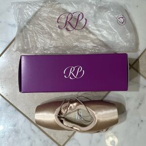 Russian Rubin Radiance Pointe Shoes size 38 W2 V2